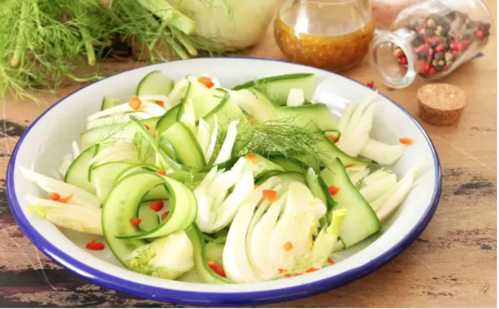 Ensalada de hinojo con pepino y guindilla con pulpo cocido.